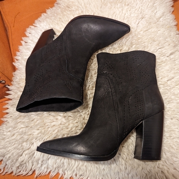 Vince Camuto Shoes - Vince Camuto Catheryna Suede Block Heel Ankle Booties Size 8.5 pre-owned black